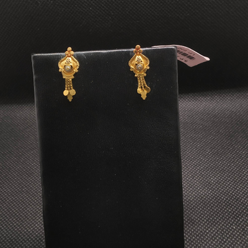 gold earrings by S.P. Jewellers