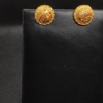 gold earrings by S.P. Jewellers