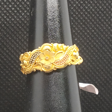 gold ring by S.P. Jewellers