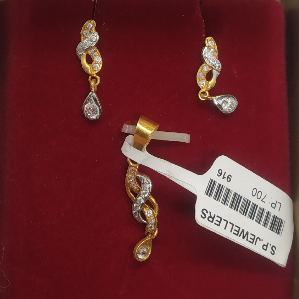 Diamond fancy pendant set